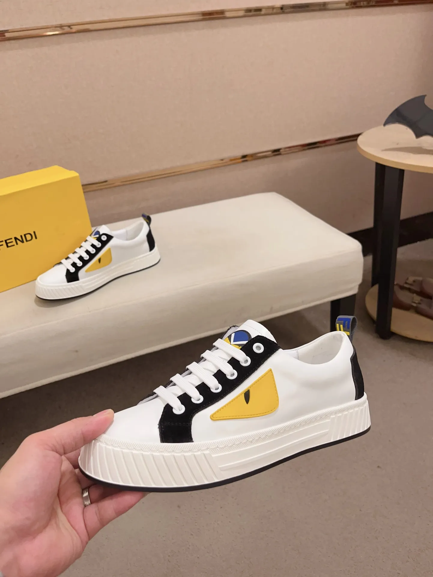 Men's shoes💰: 400💰[Fendi] Fendi's latest casual shoes for men! Available at counters simultaneously! A one-to-one replica of the original. All imported official website one-to-one cowhide fabric. The interior is made of top-grade sheepskin, and the original factory-supplied rubber outsole is used. Leading new fashion concepts. Matching code: 38-44. (can be customized for 45 non-refundable)
